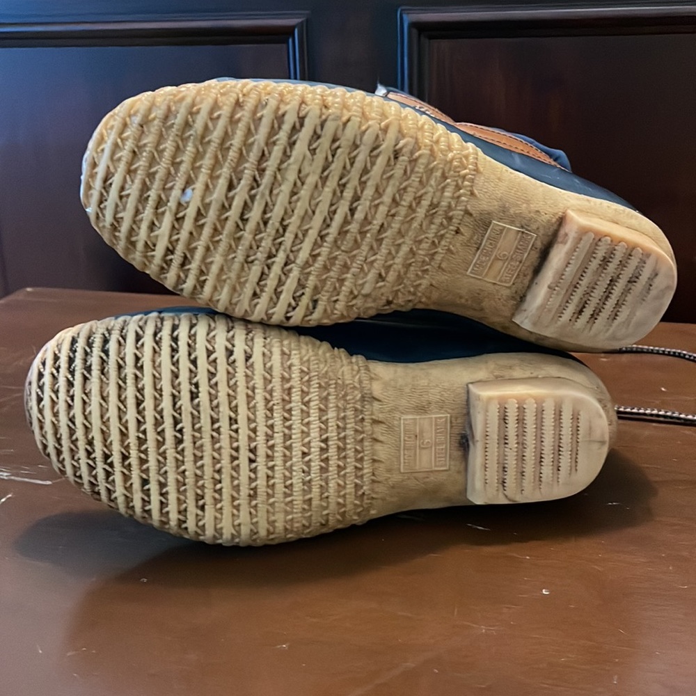 Lands End duck boot size 6 - Picture 3 of 8
